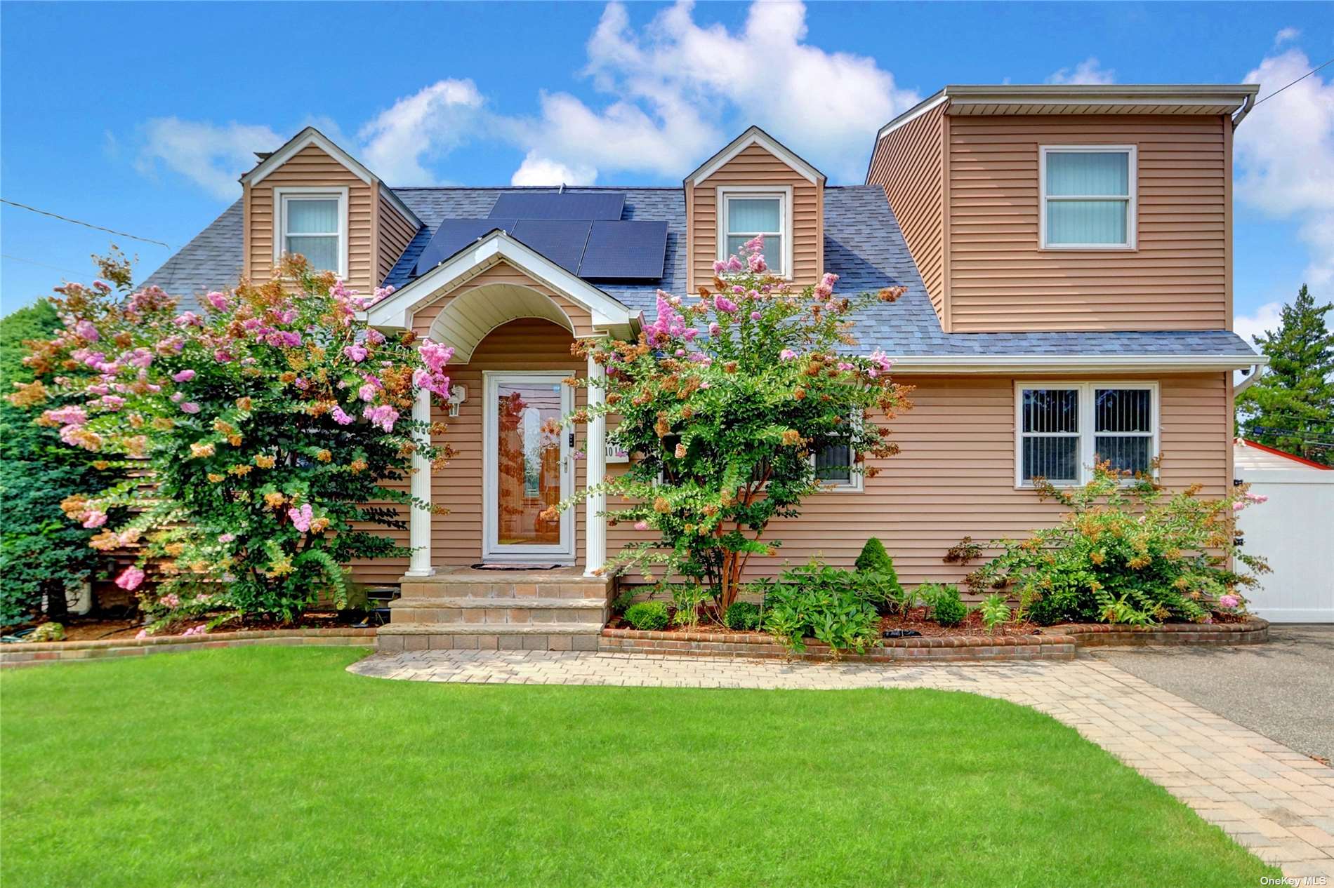 Washington Ave, Westbury, NY 11590