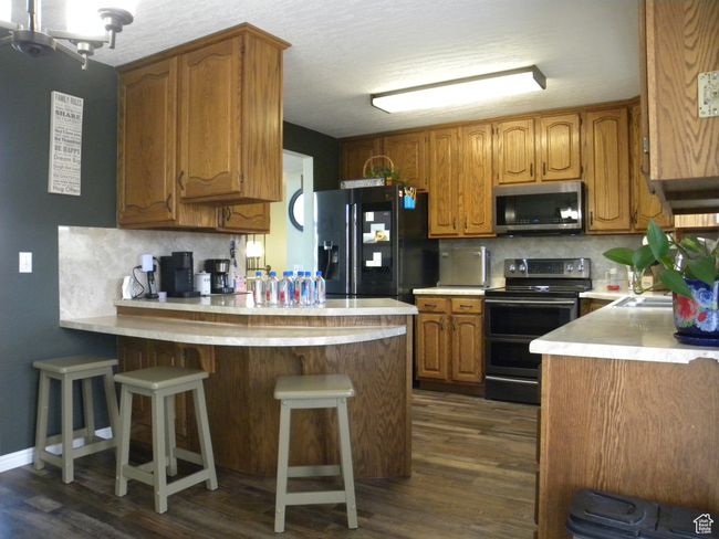 All appliances and bar stools included! | Image 11