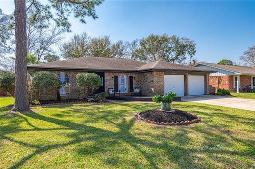 5509 Thornwood Cir, Dickinson, TX, 77539-7122 | Card Image