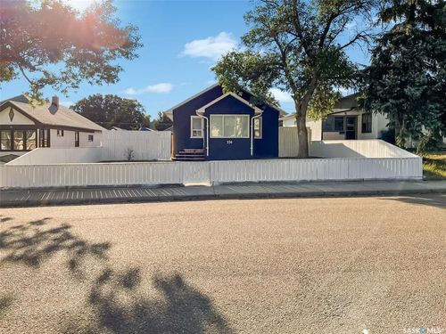 236 7th Ave Nw, Swift Current, SK, S9H0Y8 | Card Image