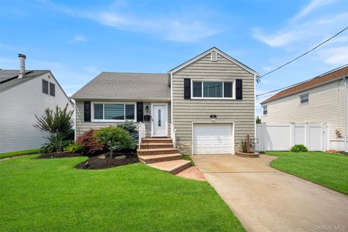 40 Martha St, Freeport, NY, 11520-6211 | Card Image