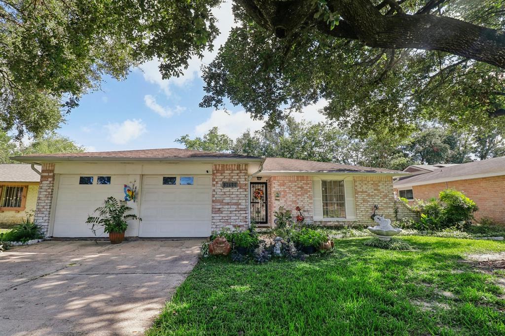 Barcelona Dr, Friendswood, TX 77546