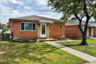 View of front facade featuring a front yard | Image 1