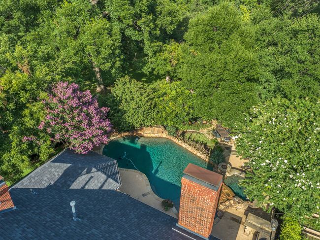Aerial view of a pool | Image 31