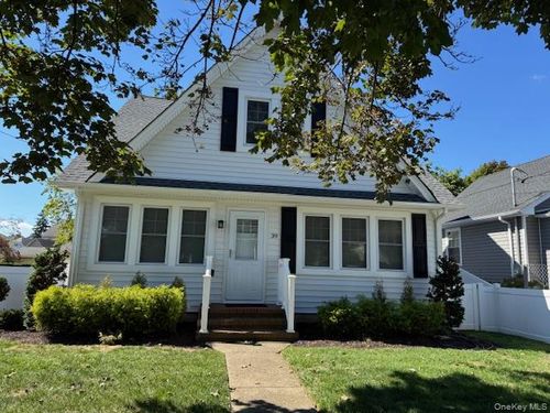 39 Fountain St, Hicksville, NY, 11801-3119 | Card Image