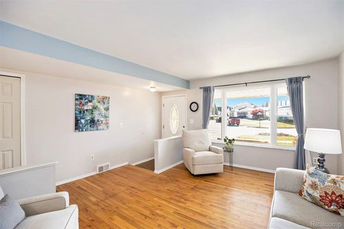 30680 Manor Dr, Madison Heights, MI, 48071-2296 | Card Image