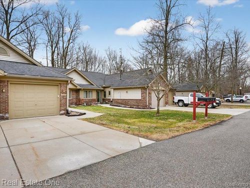 52-21338 Mulberry Ct, Farmington Hills, MI, 48336-4107 | Card Image