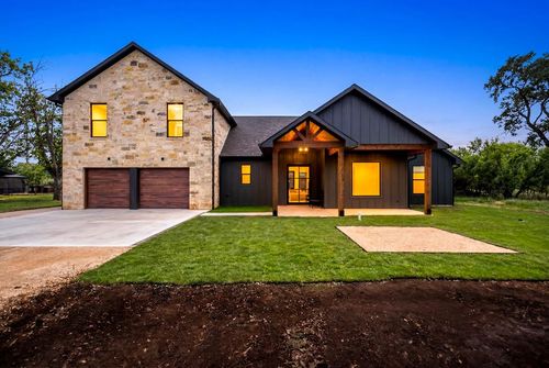 587 Bob Moritz Dr, Fredericksburg, TX, 78624-3048 | Card Image