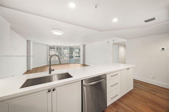 APT-402 - 555 Ne 34 Th St, Condo with 2 bedrooms, 2 bathrooms and null parking in Miami FL | Image 12