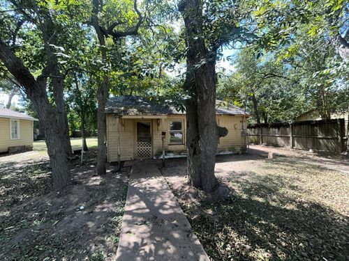 302 E Wayside Ave, Wharton, TX, 77488-2559 | Card Image
