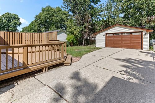 21701 Pleasant St, Saint Clair Shores, MI, 48080-4072 | Card Image