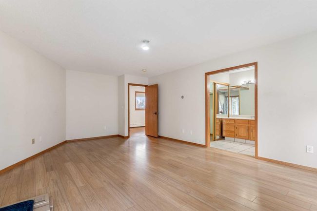 1008 Shawnee Dr Sw, House other with 3 bedrooms, 4 bathrooms and 6 parking in Calgary AB | Image 23