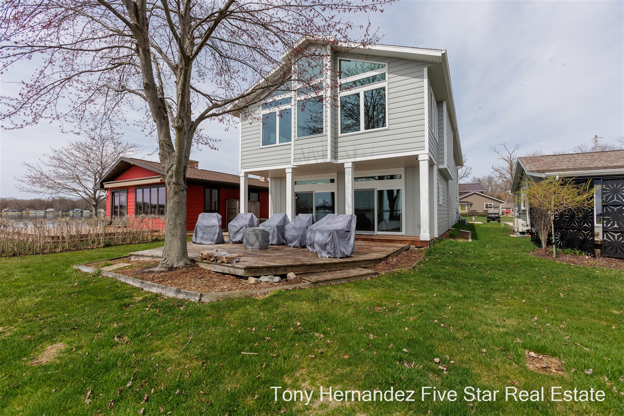 Parker Dr, Wayland, MI 49348