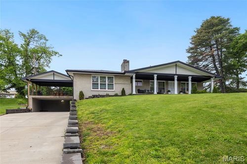 9443 Oakwood Manor Ln, Saint Louis, MO, 63126-3021 | Card Image