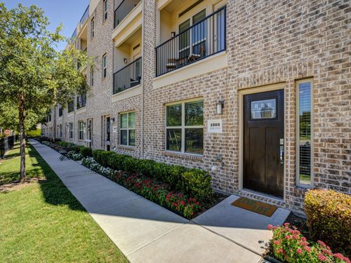 1303 Palm Canyon Dr, Dallas, TX, 75204-5517 | Card Image