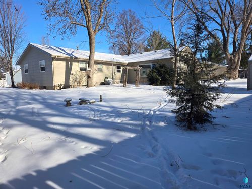 1601 E Sylvan Cir Circle, Brandon, SD, 57005 | Card Image