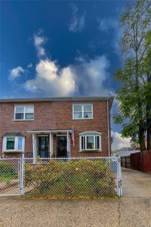 2985 Young Ave, Bronx, NY, 10469-5208 | Card Image