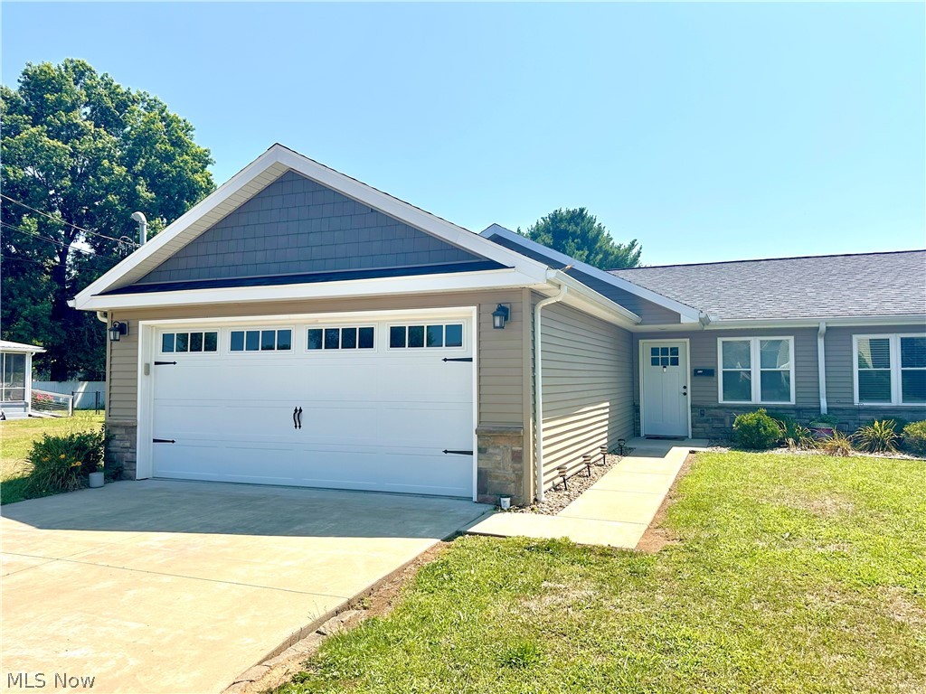 Elm St, Belpre, OH 45714