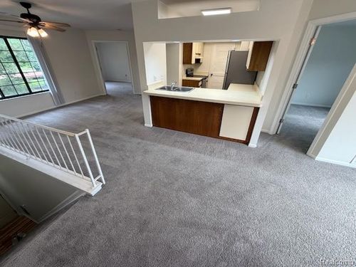 1560 Meadow Side Dr, Rochester Hills, MI, 48307-3080 | Card Image