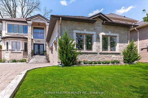 1001 Gorham St, Newmarket, ON, L3Y5G9 | Card Image