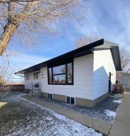 124 Ingram Park Dr E, Brooks, AB, T1R0J9 | Card Image