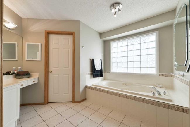 2281 Sirocco Drive Sw, Home with 3 bedrooms, 2 bathrooms and 4 parking in Calgary AB | Image 33