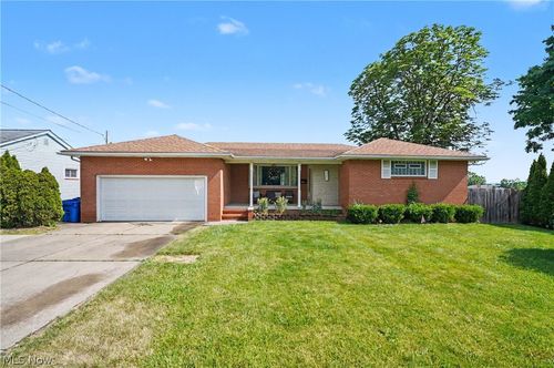 577 Geneva Ave, Struthers, OH, 44471-1328 | Card Image
