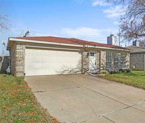 1112 Union Dr, Saginaw, TX, 76131-4816 | Card Image