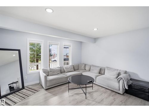 2122 37 Ave Nw, Edmonton, AB, T6T1S2 | Card Image