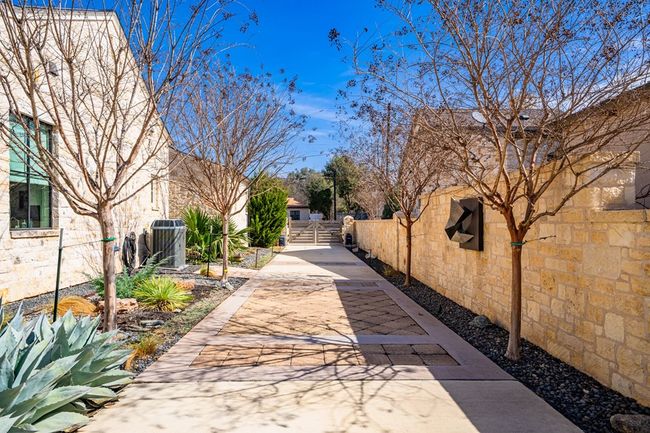 705 W Creek St, Home with 3 bedrooms, 5 bathrooms and 3 parking in Fredericksburg TX | Image 36