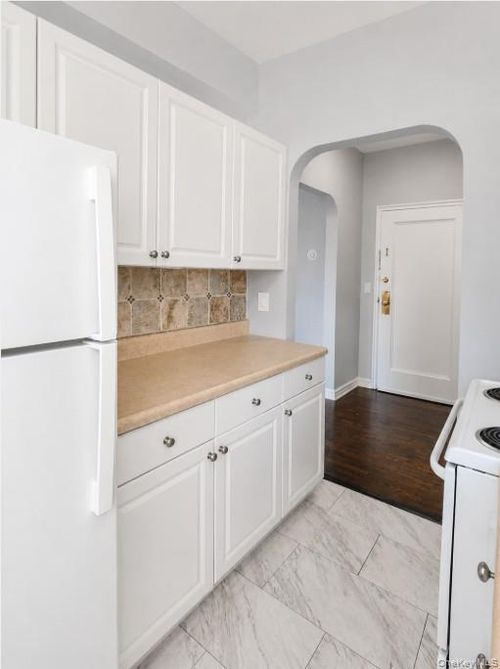 1-36 Hillside Ave, Williston Park, NY, 11596-2320 | Card Image