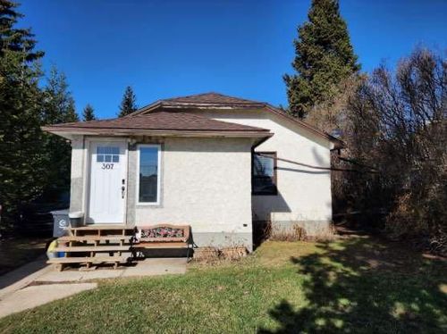 307 6 Avenue S, Home with 3 bedrooms, 1 bathrooms and 2 parking in Three Hills AB | Card Image