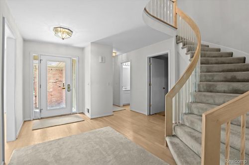 11-24066 Bingham Pointe Dr, Bingham Farms, MI, 48025-4348 | Card Image
