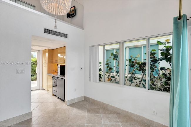 UNIT-5 - 100 S Pointe Dr, Condo with 1 bedrooms, 1 bathrooms and null parking in Miami Beach FL | Image 5
