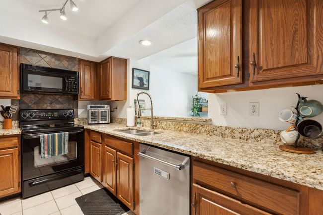 724 Creekwood Ct, Townhouse with 2 bedrooms, 2 bathrooms and null parking in Lewisville TX | Image 8