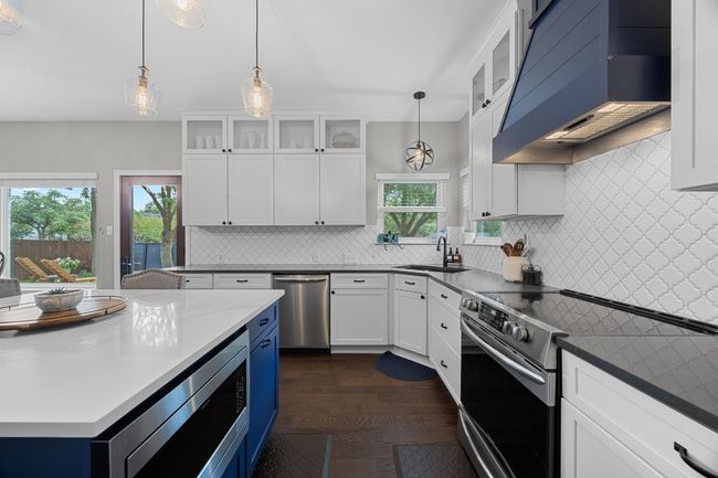 Plumbed for gas, but currently featuring a gorgeous electric range | Image 16