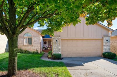 35204 Knollwood Lane, Condo with 2 bedrooms, 2 bathrooms and null parking in Farmington Hills MI | Image 1