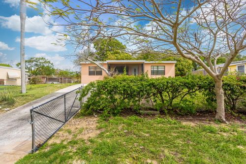 131 Ficus Tree Dr, Lantana, FL, 33462-5105 | Card Image