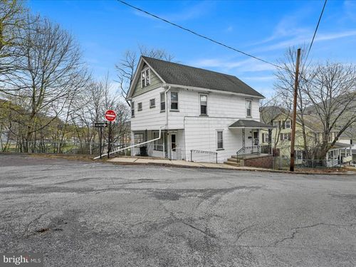 132 S Allen St, Nesquehoning, PA, 18240-1402 | Card Image