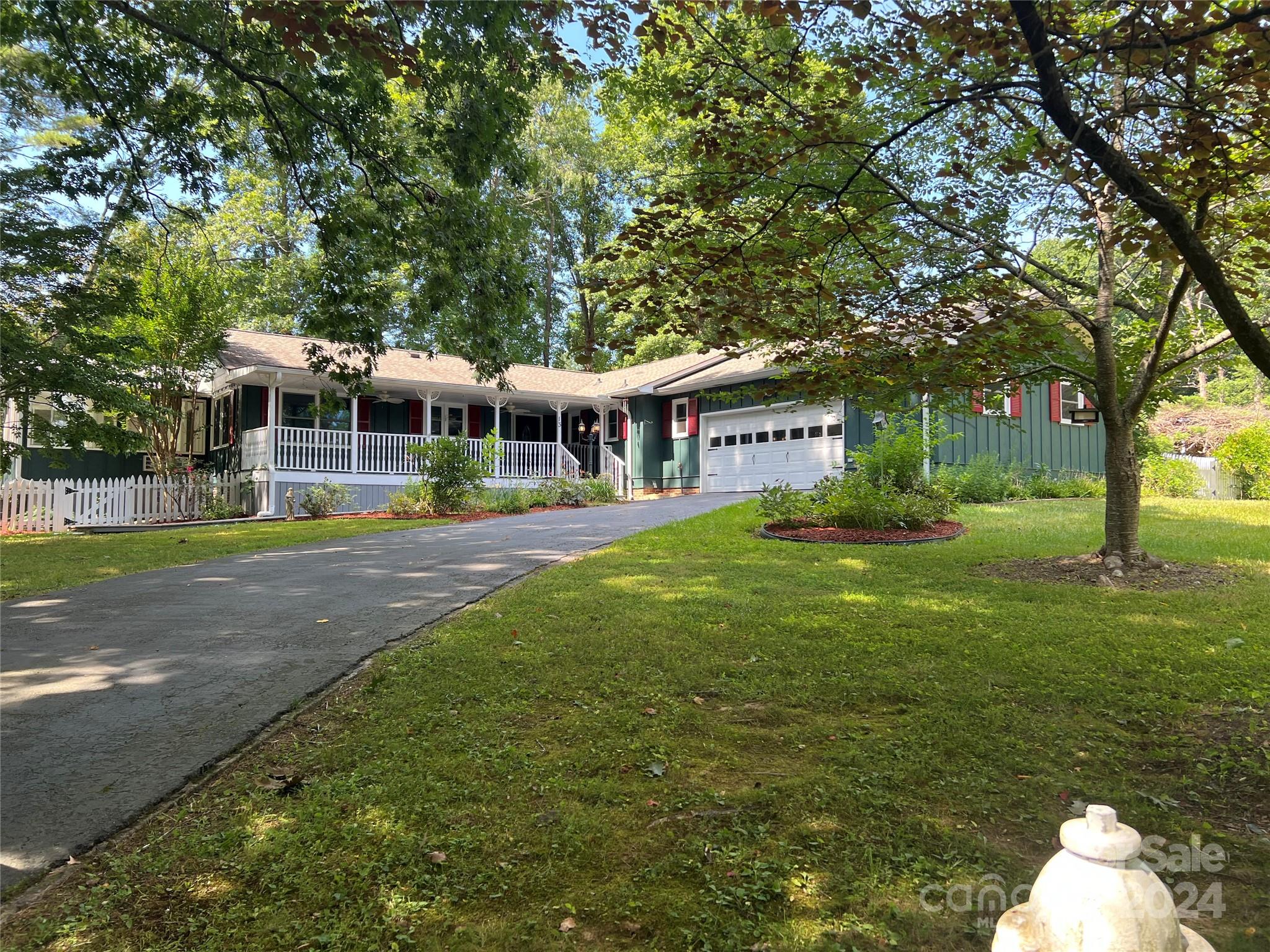 Teaneck Trl, Hendersonville, NC 28791