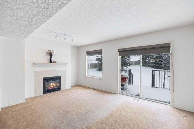 30 - 200 Hidden Hills Terrace Nw, Home with 2 bedrooms, 1 bathrooms and 2 parking in Calgary AB | Image 4