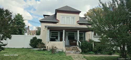 36 Woodbine Dr, Freeport, NY, 11520-2124 | Card Image