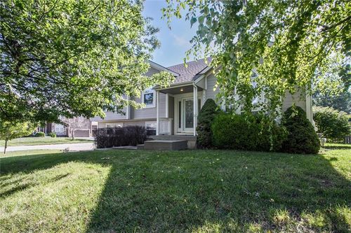 5323 Kenton St, Shawnee, KS, 66226-7801 | Card Image