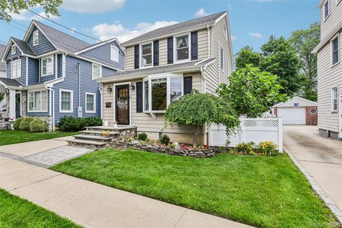 123 Stratford Ave, Williston Park, NY, 11596-1831 | Card Image