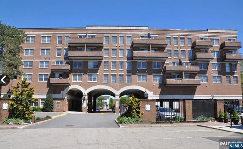 12 Iron Forge Sq, Pompton Lakes, NJ, 07442-1737 | Card Image