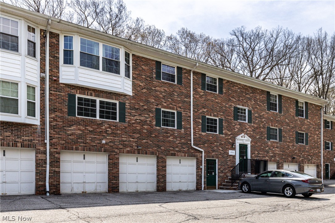 201 6950 Carriage Hill Drive, For Sale in Brecksville Zoocasa