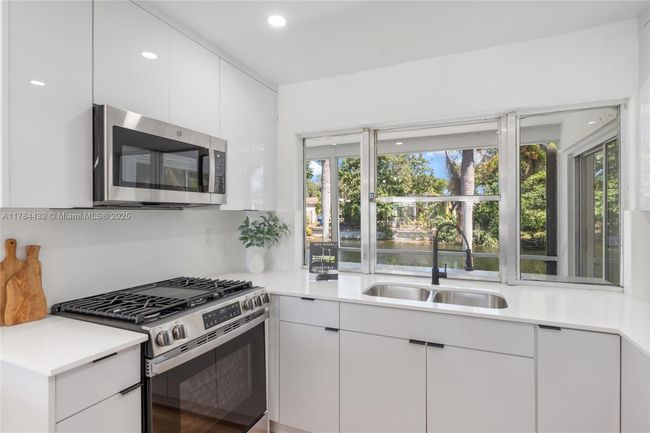 3833 Sw 67 Th Ter, House other with 4 bedrooms, 2 bathrooms and null parking in Miramar FL | Image 8