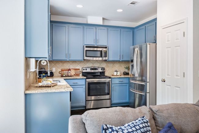 Granite countertops, 42 in cabinets and stainless steel appliances | Image 10