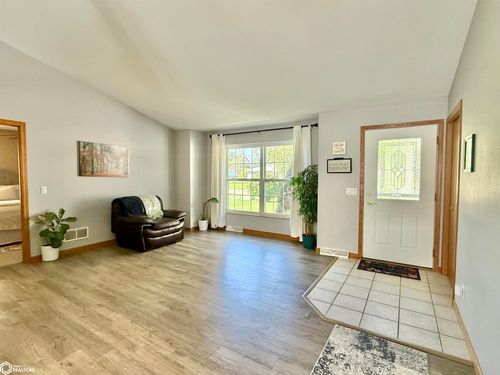 3002 S 8th St, Marshalltown, IA, 50158-4609 | Card Image
