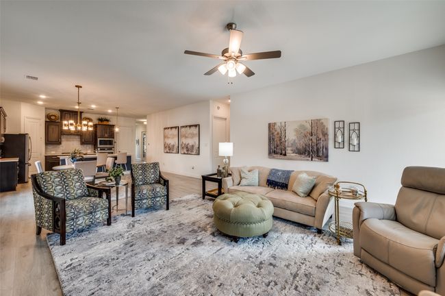 Spacious living room | Image 4
